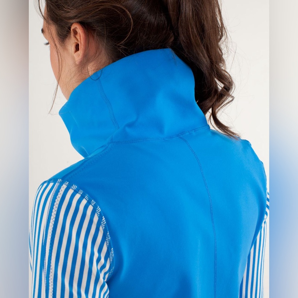 Lululemon Daily Yoga Jacket
Beaming Blue / Classic Stripe Polar, size 4 - Picture 4 of 15